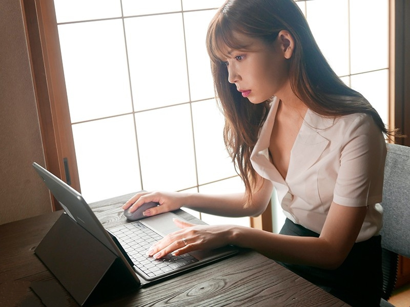 ADN-262 아카리 츠무기는 동료에게 협박을 당했다.